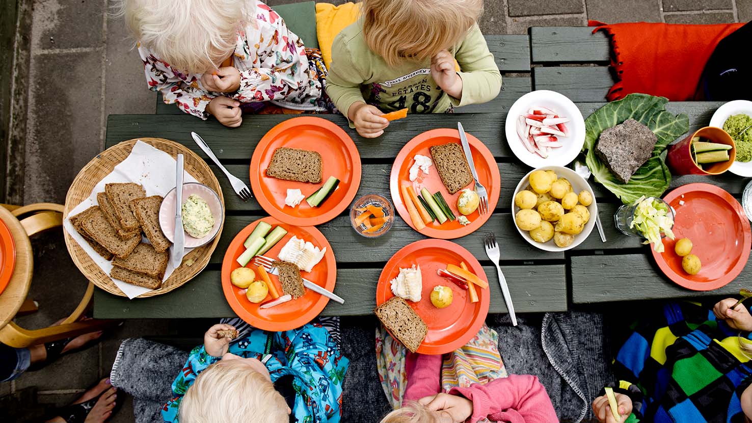 Børnehavebørn spiser udenfor